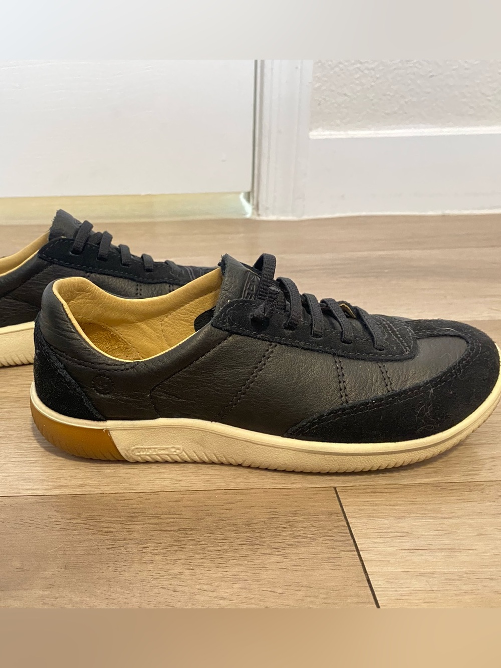 Keen Black Leather Women’s Casual Sneakers - Picture 3 of 5